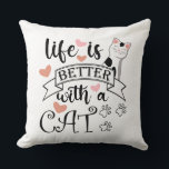 Das Leben ist besser mit einem Cat-Anführungsmotto Kissen<br><div class="desc">Ein lustiges Zitat - Leben ist besser mit Katze</div>