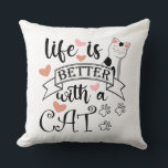 Das Leben ist besser mit einem Cat-Anführungsmotto Kissen<br><div class="desc">Ein lustiges Zitat - Leben ist besser mit Katze</div>