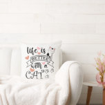 Das Leben ist besser mit einem Cat-Anführungsmotto Kissen<br><div class="desc">Ein lustiges Zitat - Leben ist besser mit Katze</div>