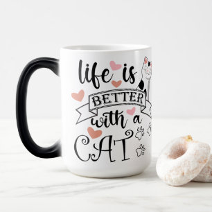 Das Leben ist besser mit einem Cat-Anführungsmotto Verwandlungstasse