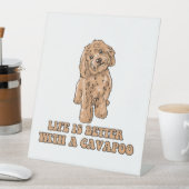 Das Leben ist besser mit einem Cavapoo - Funny Hun Sockelschild (In Situ)