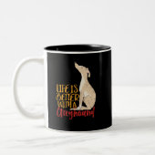 Das Leben ist besser mit einem Grauhund Funny Hund Zweifarbige Tasse (Links)