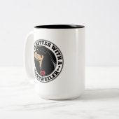 Das Leben ist besser mit einer Rottweiler-Hundezuc Zweifarbige Tasse (Vorderseite Links)