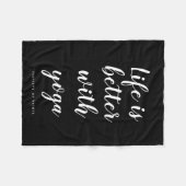 Das Leben ist besser mit einer Yoga-Decke Fleecedecke (Vorderseite (Horizontal))