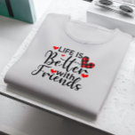 Das Leben ist besser mit Freunden, mit schwarzer T T-Shirt<br><div class="desc">Das Leben ist besser mit Freunden schwarzen modernen Skripttypografie mit roten Herzen.</div>