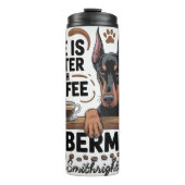 Das Leben ist besser mit Kaffee und Doberman Thermosbecher (Vorderseite)