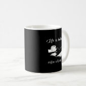 Das Leben ist besser mit Kaffeekästen und -büchern Kaffeetasse (VorderseiteRechts)