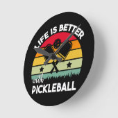Das Leben ist besser mit Pickleball Runde Wanduhr (Winkel)