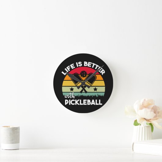 Das Leben ist besser mit Pickleball Runde Wanduhr (Zuhause)