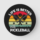 Das Leben ist besser mit Pickleball Runde Wanduhr (Vorderseite)