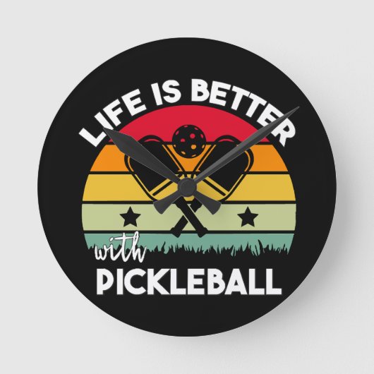 Das Leben ist besser mit Pickleball Runde Wanduhr (Vorderseite)