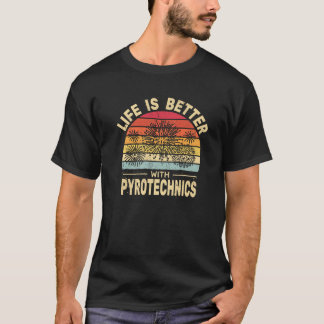 Das Leben ist besser mit Pyrotechnik-Retro-Frauen- T-Shirt