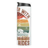 Das Leben ist besser mit Traktorfahrten Thermosbecher (Nach rechts gedreht)