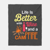 Das Leben ist besser mit Wein und Campfire Fleecedecke (Vorderseite)