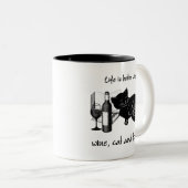 DAS LEBEN IST BESSER MIT WEINKATZE UND BÜCHERN ZWEIFARBIGE TASSE (VorderseiteRechts)