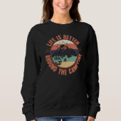 Das Leben ist besser um das Campfire Camping Gesch Sweatshirt (Vorderseite)