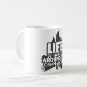 Das Leben ist besser um das Campfire-Camping herum Kaffeetasse (Vorderseite Links)