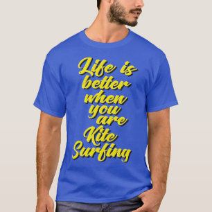 Das Leben ist besser, wenn man Kitesurfen hat T-Shirt