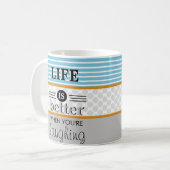 Das Leben ist besser, wenn man Monogramm lacht Kaffeetasse (Vorderseite Links)