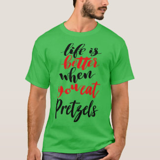 Das Leben ist besser, wenn man Salzbrezeln 2 isst T-Shirt
