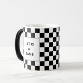 Das Leben ist ein Spieltext am Schwarzen & Weißen Verwandlungstasse (Vorderseite Links)