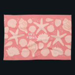 Das Leben ist ein Strand rosa Muscheln in Rosa Geschirrtuch<br><div class="desc">Dekorieren Sie Ihre Küche mit diesem Muscheltuch. Macht ein großartiges Hauswärme- oder Hochzeitsgeschenk! Sie können ihn anpassen und auch Text hinzufügen. Karo in meinem Shop für viel mehr Farben und Muster!</div>