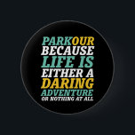 Das Leben ist ein waghalsiges Erlebnis Parkour und Button<br><div class="desc">Parkour. Das Leben ist ein waghalsiges Abenteuer oder gar nichts. Inspiration und motivierend Sprichwort Design für diejenigen, die Liebe Parkour und Freerunning. Coole und lustige Ware für Outdoorsmenschen. Ideal für diejenigen, die Outdoor-Aktivitäten und Extremsport Liebe. Große Weihnachtsgeschenke und Geburtstagsgeschenk für Vater, Bruder, Sohn, Enkel, Freund oder Freund.</div>