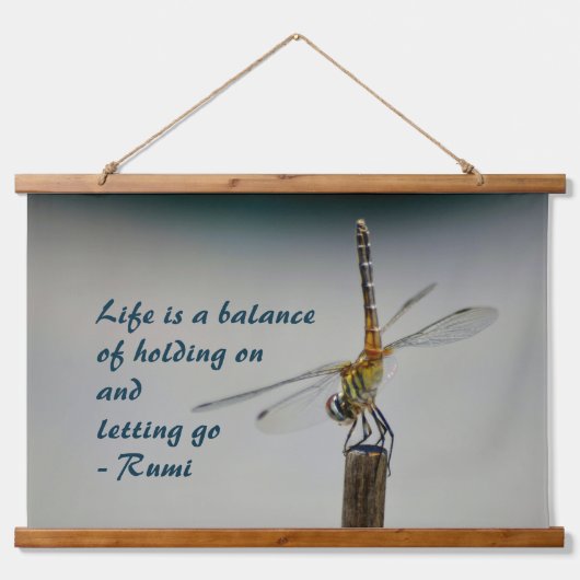 Das Leben ist eine Balance Zitat Dragonfly Fotogra Wandteppich Mit Holzrahmen (Vorne)