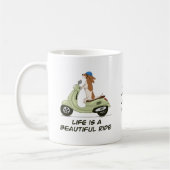 Das Leben ist eine schöne Fahrt - Hund auf Vespa Kaffeetasse (Links)