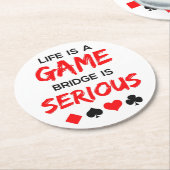 Das Leben ist eine Spielbrücke ist ein ernsthaftes Runder Pappuntersetzer (Angewinkelt)