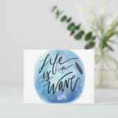 Das Leben ist eine Welle Surf-Board Aquarell-Typog Postkarte (Stehend Vorderseite)