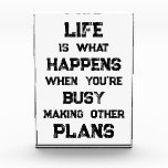 Das Leben ist... Funny Motivierend Zitat Fotoblock<br><div class="desc">"Das Leben ist das,  was passiert,  wenn man beschäftigt ist,  andere Pläne zu machen" lustige motivierend Zitat. Eine mächtige Erinnerung,  dass wir alle möglichen Ziele und Ambitionen für die Zukunft schaffen können,  aber wenn wir eine starke Zukunftsorientierung haben,  können wir vergessen,  in der Zwischenzeit in vollem Umfang zu leben.</div>
