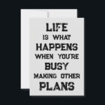 Das Leben ist... Funny Motivierend Zitat Karte<br><div class="desc">"Das Leben ist das,  was passiert,  wenn man beschäftigt ist,  andere Pläne zu machen" lustige motivierend Zitat. Eine mächtige Erinnerung,  dass wir alle möglichen Ziele und Ambitionen für die Zukunft schaffen können,  aber wenn wir eine starke Zukunftsorientierung haben,  können wir vergessen,  in der Zwischenzeit in vollem Umfang zu leben.</div>