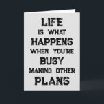 Das Leben ist... Funny Motivierend Zitat Karte<br><div class="desc">"Das Leben ist das,  was passiert,  wenn man beschäftigt ist,  andere Pläne zu machen" lustige motivierend Zitat. Eine mächtige Erinnerung,  dass wir alle möglichen Ziele und Ambitionen für die Zukunft schaffen können,  aber wenn wir eine starke Zukunftsorientierung haben,  können wir vergessen,  in der Zwischenzeit in vollem Umfang zu leben.</div>