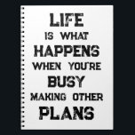 Das Leben ist... Funny Motivierend Zitat Notizblock<br><div class="desc">"Das Leben ist das,  was passiert,  wenn man beschäftigt ist,  andere Pläne zu machen" lustige motivierend Zitat. Eine mächtige Erinnerung,  dass wir alle möglichen Ziele und Ambitionen für die Zukunft schaffen können,  aber wenn wir eine starke Zukunftsorientierung haben,  können wir vergessen,  in der Zwischenzeit in vollem Umfang zu leben.</div>