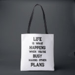 Das Leben ist... Funny Motivierend Zitat Tasche<br><div class="desc">"Das Leben ist das,  was passiert,  wenn man beschäftigt ist,  andere Pläne zu machen" lustige motivierend Zitat. Eine mächtige Erinnerung,  dass wir alle möglichen Ziele und Ambitionen für die Zukunft schaffen können,  aber wenn wir eine starke Zukunftsorientierung haben,  können wir vergessen,  in der Zwischenzeit in vollem Umfang zu leben.</div>