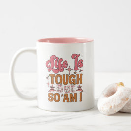 Das Leben ist hart, aber bin ich auch Zweifarbige Tasse