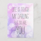 Das Leben ist hart - Lila Bokeh Inspiration Zitat Postkarte (Vorderseite)