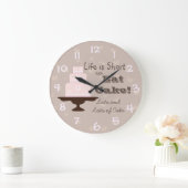 "Das Leben ist Kurz, also isst du Kuchen. Große Wanduhr (Zuhause)