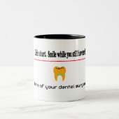 Das Leben ist kurz. Lächeln, solange es noch Zähne Zweifarbige Tasse (Mittel)