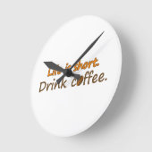 Das Leben ist kurz. Trink Kaffee. Funny Coffee Slo Runde Wanduhr (Winkel)