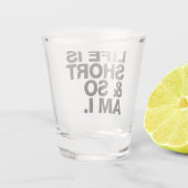 Das Leben ist Kurz und so bin ich - Funny Schnapsglas (Rückseite)