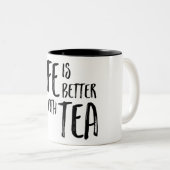Das Leben ist mit Tee-Entwurf besser Zweifarbige Tasse (VorderseiteRechts)