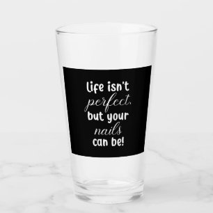 Das Leben ist nicht perfekt, aber Ihre Nägel könne Glas