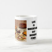 Das Leben ist unsicher. Essen Sie Nachtisch Kaffeetasse (Mittel)