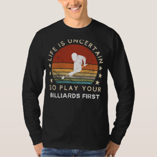 Das Leben ist Unsicher Spielen Sie zuerst Billard  T-Shirt