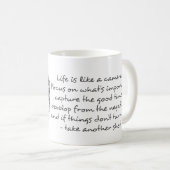 Das Leben ist wie ein Kamerazitat Kaffeetasse (VorderseiteRechts)