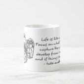 Das Leben ist wie ein Kamerazitat Kaffeetasse (Mittel)