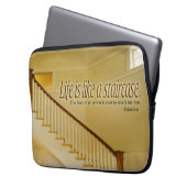 Das Leben ist wie eine Treppe Inspiration Zitat Laptopschutzhülle (Vorderseite Links)