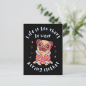 Das Leben ist zu kurz, um langweilige Kleidung zu  Postkarte (Stehend Vorderseite)